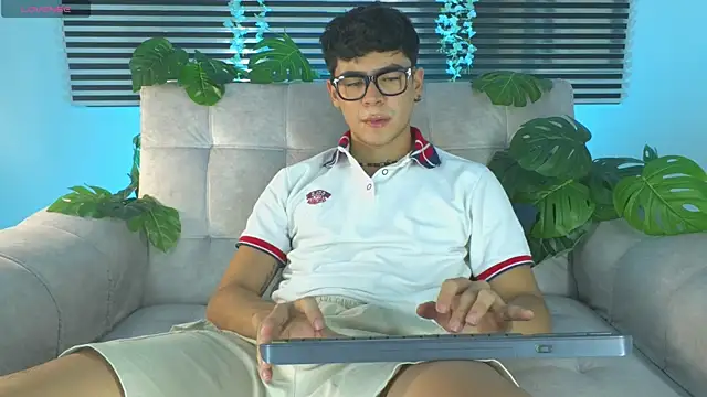 CamiiGuzmanX online show from June 11, 2026, 9:35 pm