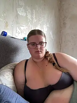 Snapshot of CurvyPaar2 chatting on June 15, 2026, 12:29 pm CurvyPaar2 online show from June 15, 2026, 12:29 pm