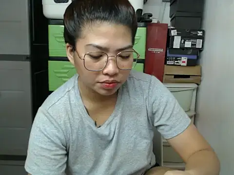 lily cruz online show from November 19, 2025, 4:12 am