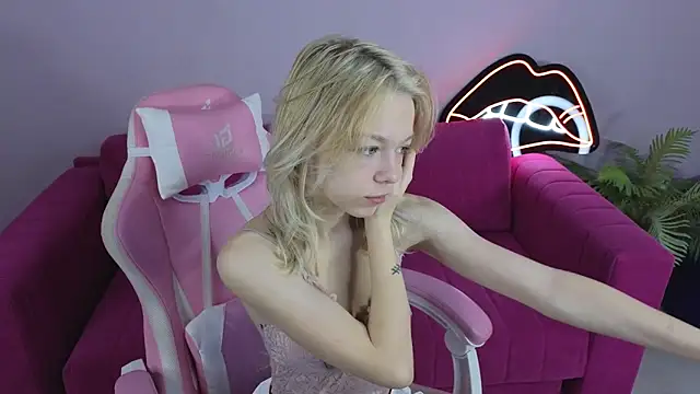 MillaHolt online show from September 16, 2025, 1:17 am