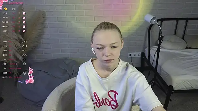 MillaHolt online show from September 17, 2025, 8:27 am