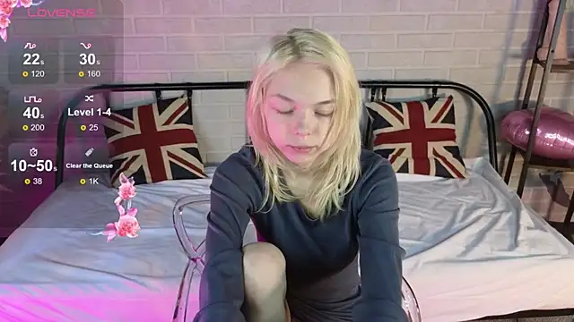 MillaHolt online show from October 14, 2025, 8:37 am