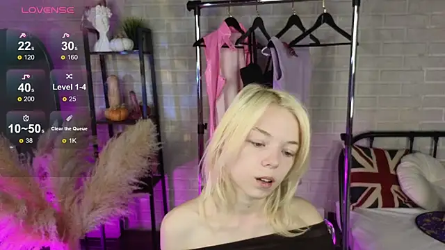 MillaHolt online show from October 22, 2025, 8:47 am