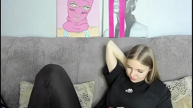 HitGyrl online show from November 27, 2025, 1:18 am