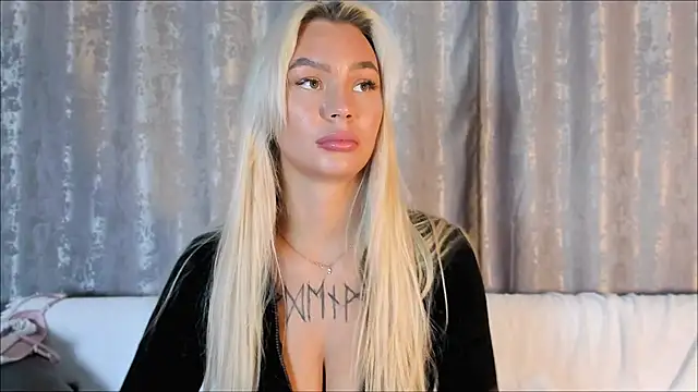 Snapshot of Eva_Re chatting on October 17, 2025, 6:05 am Eva Re online show from October 17, 2025, 6:05 am