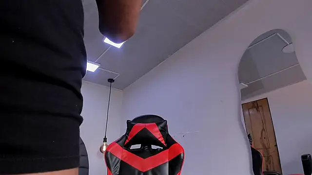 LissyAndrade online show from April 21, 2026, 8:01 pm