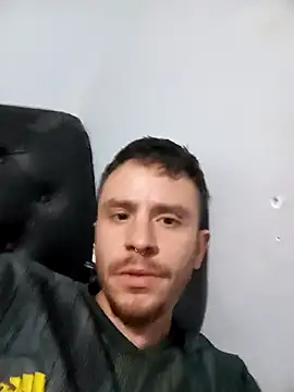 Snapshot of Guto-_- chatting on November 4, 2025, 6:18 pm Guto- - online show from November 4, 2025, 6:18 pm