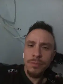 Snapshot of Guto-_- chatting on November 6, 2025, 9:48 pm Guto- - online show from November 6, 2025, 9:48 pm