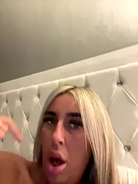 Snapshot of EllieMaeBaby chatting on September 13, 2025, 9:14 pm EllieMaeBaby online show from September 13, 2025, 9:14 pm