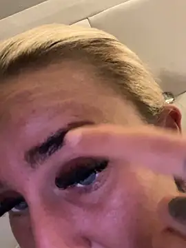 Snapshot of EllieMaeBaby chatting on November 14, 2025, 9:46 pm EllieMaeBaby online show from November 14, 2025, 9:46 pm