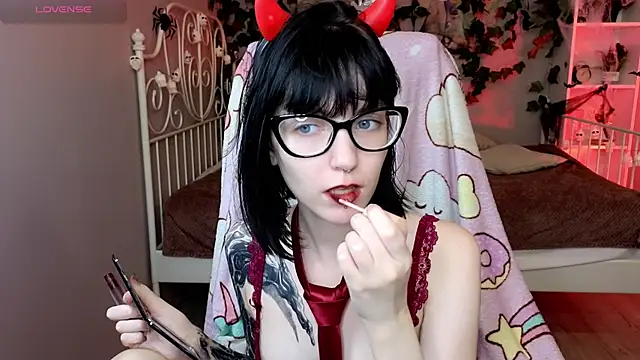 HazelTompson online show from October 29, 2025, 8:32 pm