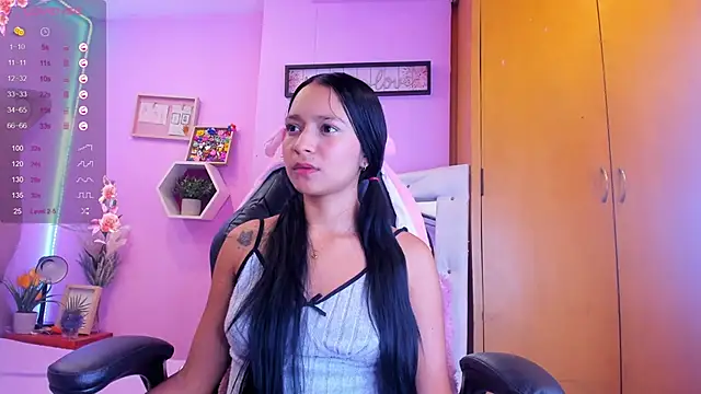 EmmaAnturin online show from November 6, 2025, 10:43 pm