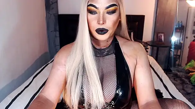 Snapshot of xTrixieMae chatting on November 2, 2025, 10:17 am xTrixieMae online show from November 2, 2025, 10:17 am