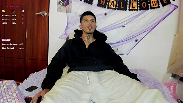 Snapshot of Savajelust chatting on October 10, 2025, 12:04 pm Savajelust online show from October 10, 2025, 12:04 pm