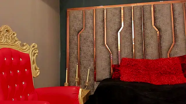 SienaFacchini online show from October 19, 2025, 9:04 pm