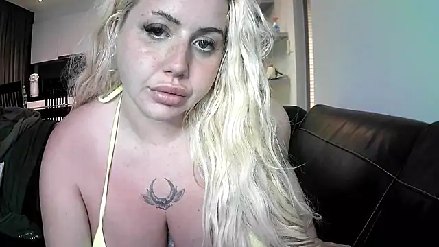Snapshot of TiaDoll chatting on September 15, 2025, 7:25 pm TiaDoll online show from September 15, 2025, 7:25 pm