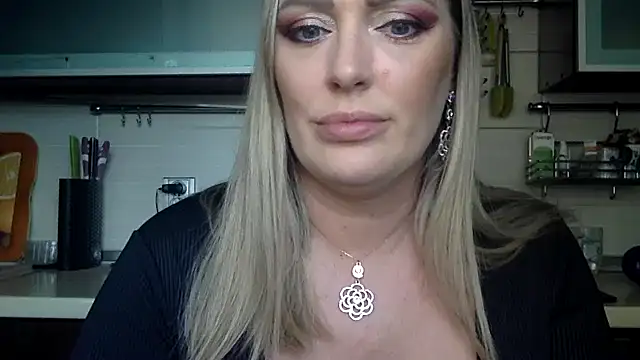Snapshot of jenniferbluewater chatting on September 18, 2025, 2:41 pm jenniferbluewater online show from September 18, 2025, 2:41 pm