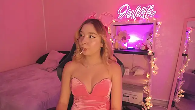 JuliethMoss online show from February 14, 2026, 7:43 pm