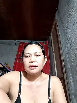 Snapshot of Everleigh_mom chatting on October 31, 2025, 7:53 am Everleigh mom online show from October 31, 2025, 7:53 am