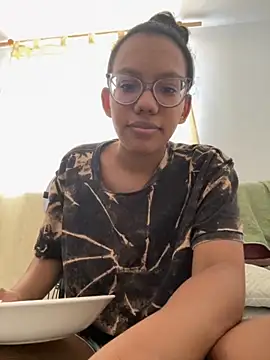 Snapshot of Valen1800 chatting on October 14, 2025, 6:42 pm Valen1800 online show from October 14, 2025, 6:42 pm