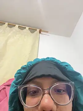 Snapshot of Valen1800 chatting on November 13, 2025, 12:31 am Valen1800 online show from November 13, 2025, 12:31 am