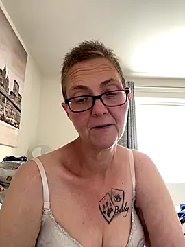 Snapshot of Curvy-Jinx chatting on September 15, 2025, 7:19 am Curvy-Jinx online show from September 15, 2025, 7:19 am