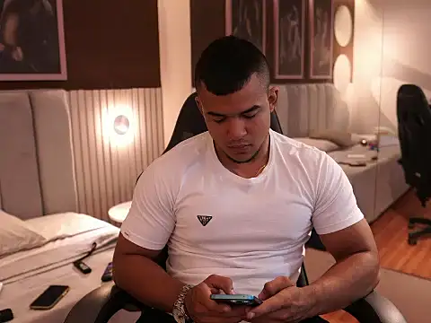Snapshot of Thiago_Valente chatting on September 25, 2025, 1:15 pm Thiago Valente online show from September 25, 2025, 1:15 pm