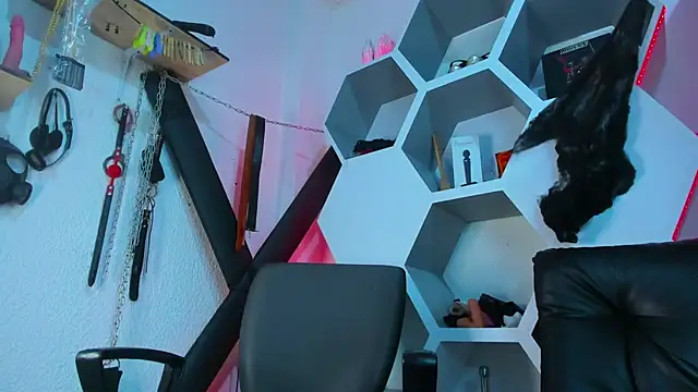 Madame Deborass online show from October 14, 2025, 4:46 am