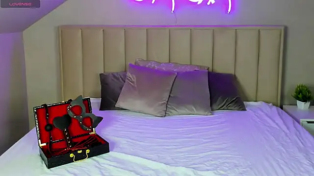 Eva Hollowey online show from September 19, 2025, 12:17 pm