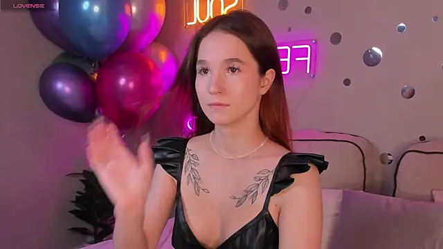 Eva Hollowey online show from September 22, 2025, 10:28 am