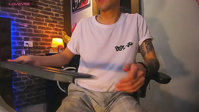 Matteo12  online show from October 6, 2025, 2:42 am