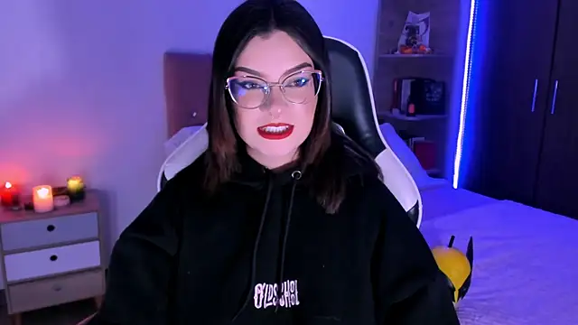 OphelianaRose33 online show from October 25, 2025, 11:10 pm