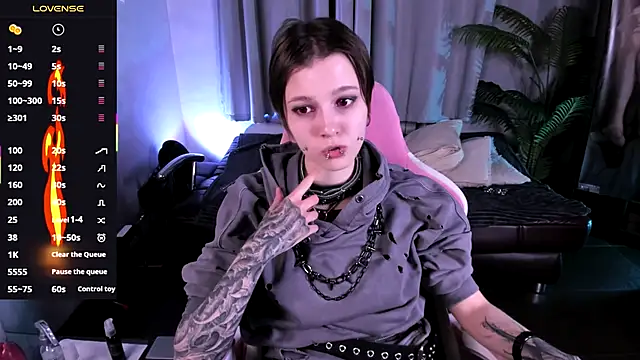 MiraVelle online show from October 3, 2025, 9:12 pm