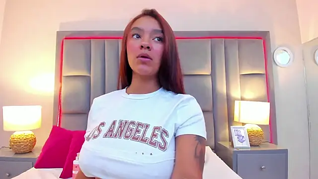 GabyMoreau online show from November 7, 2025, 7:58 pm