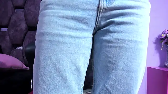 Snapshot of Emy_Latin chatting on November 10, 2025, 8:52 pm Emy Latin online show from November 10, 2025, 8:52 pm