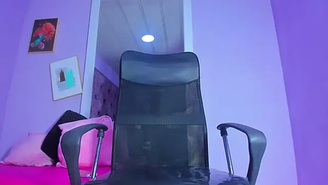 Snapshot of Emy_Latin chatting on November 13, 2025, 8:19 pm Emy Latin online show from November 13, 2025, 8:19 pm