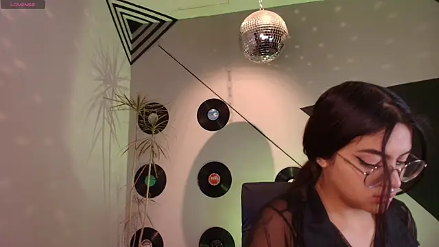 Lilith and Khloe online show from October 19, 2025, 11:22 am