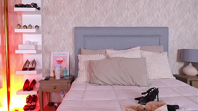 Sofy Bradd online show from November 26, 2025, 8:15 am