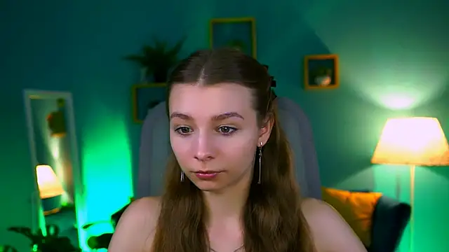 JulieDaniel online show from October 21, 2025, 4:24 am