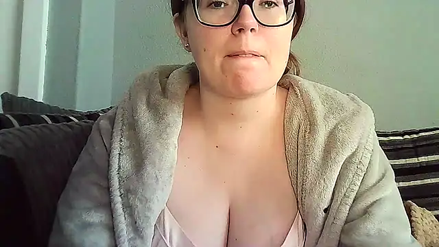 Snapshot of Curvy-BellaX chatting on September 8, 2025, 6:07 pm Curvy-BellaX online show from September 8, 2025, 6:07 pm