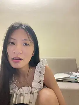 Snapshot of Lil-Gi chatting on October 30, 2025, 3:35 pm Lil-Gi online show from October 30, 2025, 3:35 pm