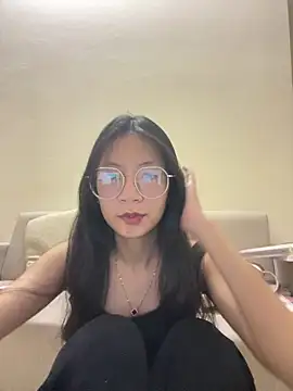 Snapshot of Lil-Gi chatting on November 13, 2025, 3:55 pm Lil-Gi online show from November 13, 2025, 3:55 pm