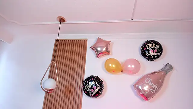 NicolWhite online show from October 11, 2025, 12:36 pm