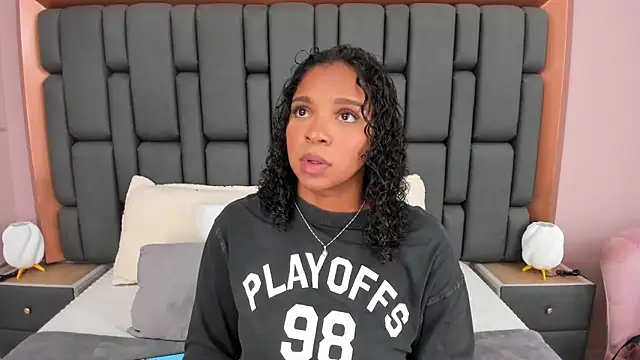 LisaMendez online show from November 5, 2025, 3:50 am