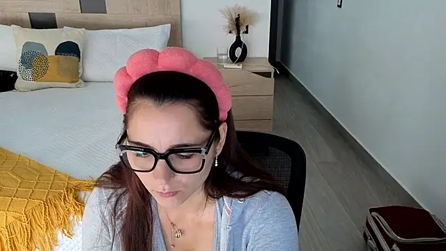 Snapshot of morninglorytv chatting on November 4, 2025, 8:24 am morninglorytv online show from November 4, 2025, 8:24 am