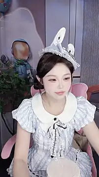 CAICAI BABY online show from November 14, 2025, 5:39 am