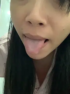 Snapshot of Minee1202 chatting on November 6, 2025, 12:55 am Minee1202 online show from November 6, 2025, 12:55 am