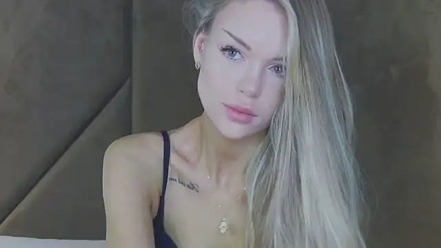 MarilynNova online show from May 17, 2026, 4:32 am