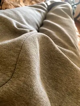 Snapshot of MuzzyFacing chatting on April 8, 2026, 12:16 pm MuzzyFacing online show from April 8, 2026, 12:16 pm