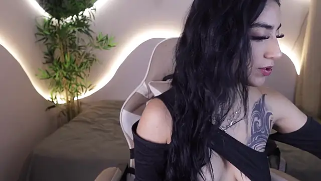 Emma and Issac online show from November 26, 2025, 6:14 am